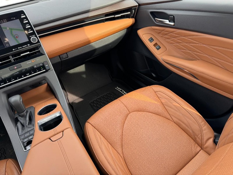 Toyota Avalon Vehicle Full-screen Gallery Image 14