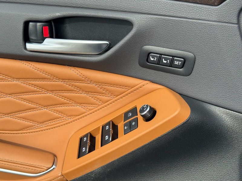 Toyota Avalon Vehicle Full-screen Gallery Image 24