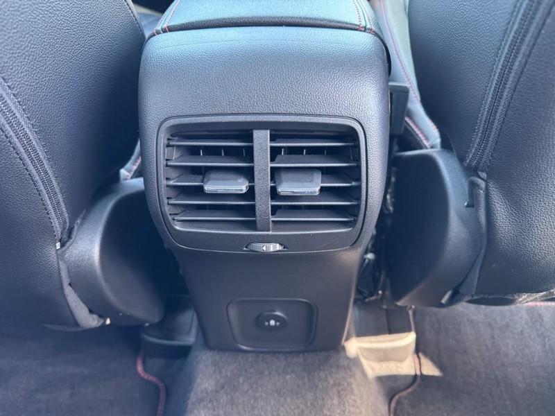 Ford Escape Vehicle Full-screen Gallery Image 16