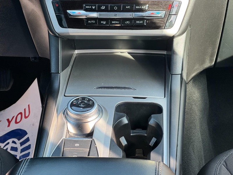 Ford Explorer Vehicle Full-screen Gallery Image 15