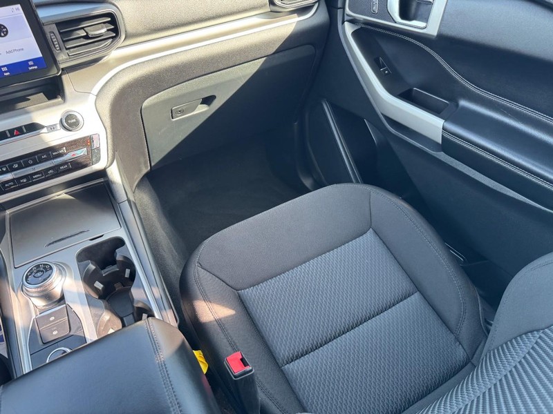 Ford Explorer Vehicle Full-screen Gallery Image 16