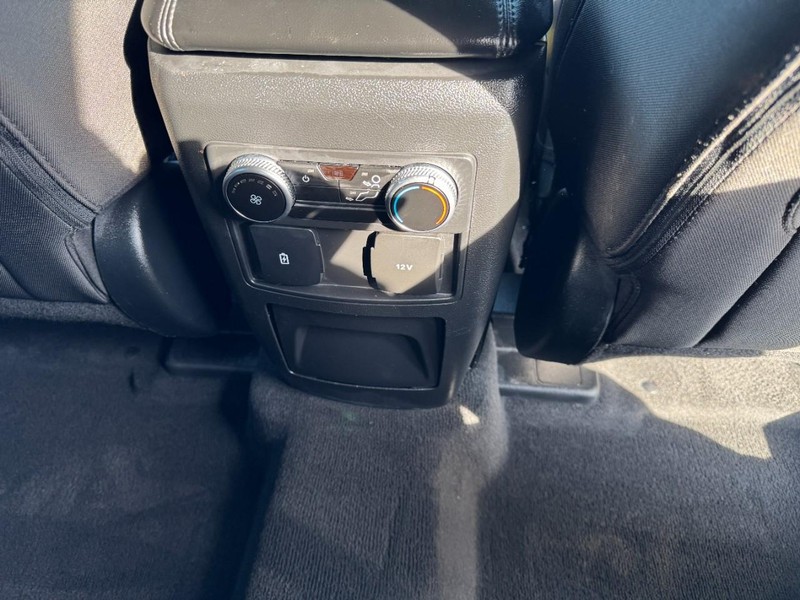 Ford Explorer Vehicle Full-screen Gallery Image 17