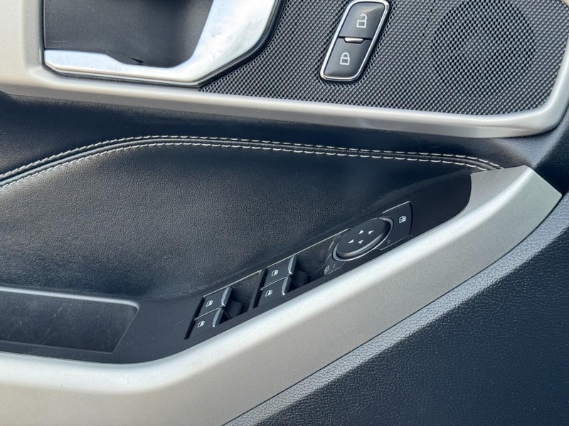 Ford Explorer Vehicle Full-screen Gallery Image 24