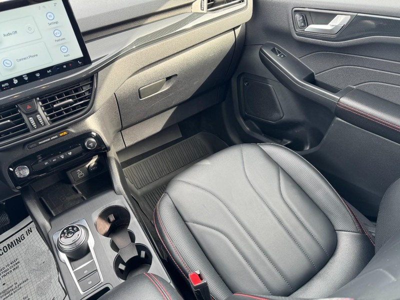 Ford Escape Vehicle Full-screen Gallery Image 15