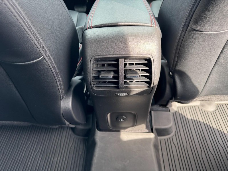 Ford Escape Vehicle Full-screen Gallery Image 16