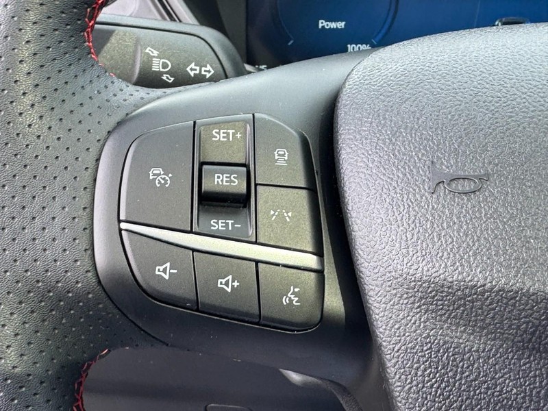 Ford Escape Vehicle Full-screen Gallery Image 18