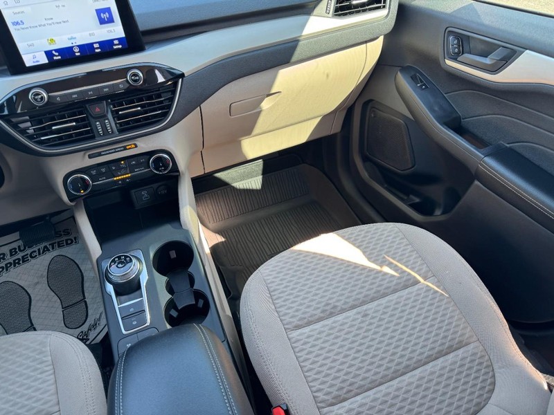 Ford Escape Vehicle Full-screen Gallery Image 15