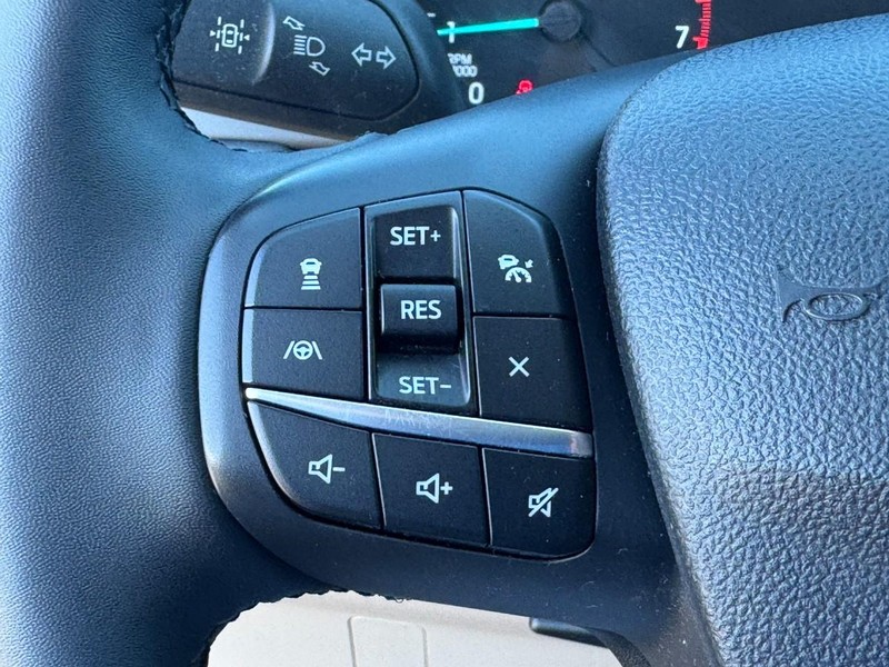 Ford Escape Vehicle Full-screen Gallery Image 18