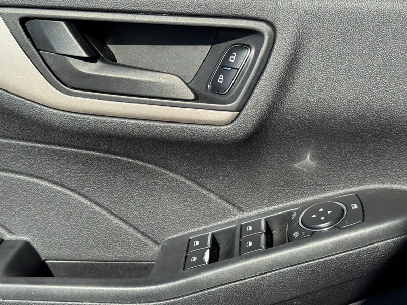 Ford Escape Vehicle Full-screen Gallery Image 24