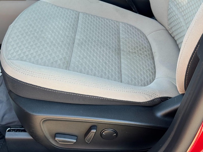 Ford Escape Vehicle Full-screen Gallery Image 25