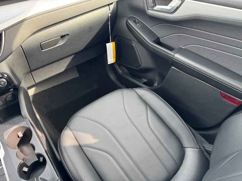 Ford Escape Vehicle Full-screen Gallery Image 15