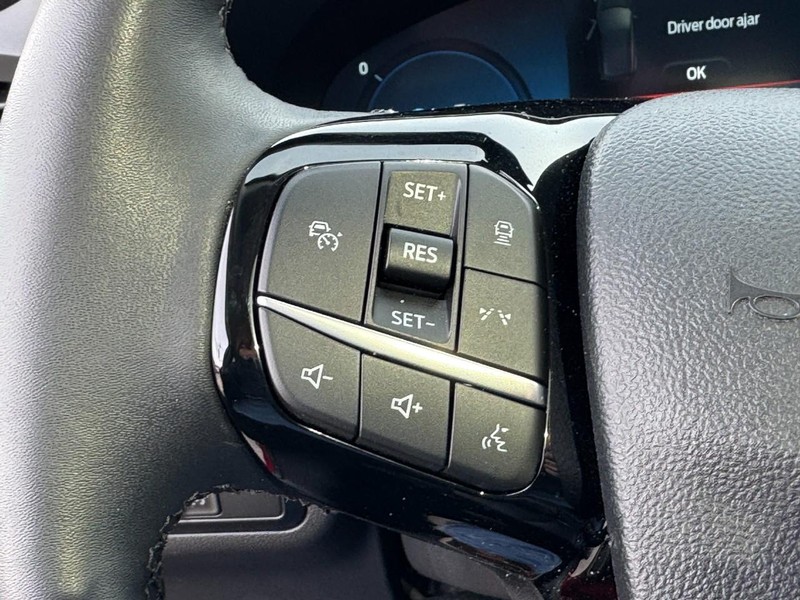 Ford Escape Vehicle Full-screen Gallery Image 17