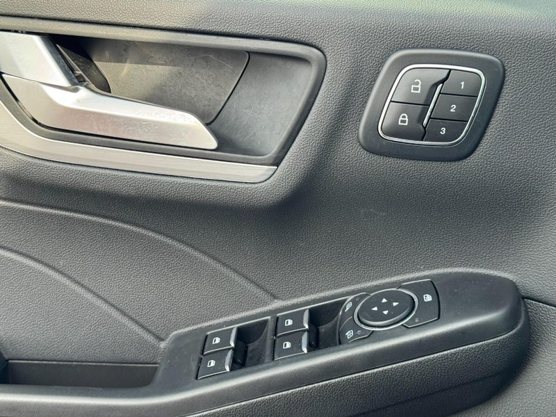 Ford Escape Vehicle Full-screen Gallery Image 23