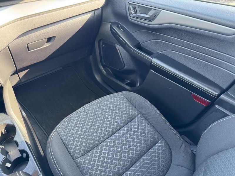 Ford Escape Vehicle Full-screen Gallery Image 15