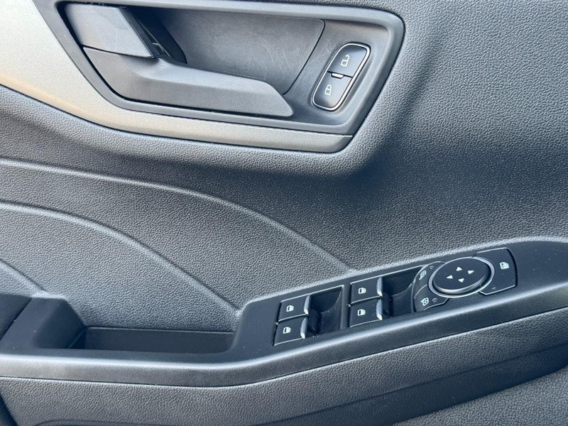 Ford Escape Vehicle Full-screen Gallery Image 23