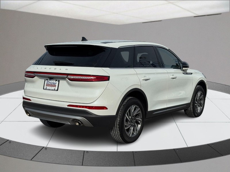 Lincoln Corsair Vehicle Full-screen Gallery Image 03