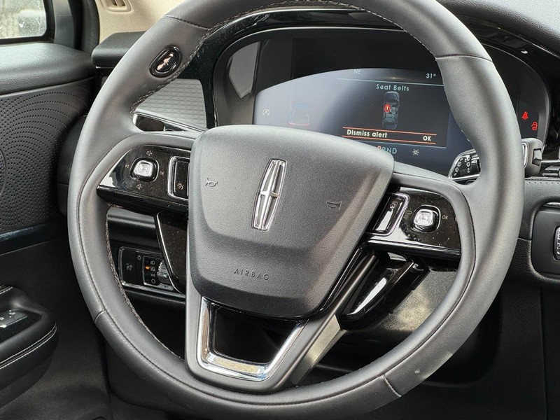 Lincoln Corsair Vehicle Full-screen Gallery Image 12