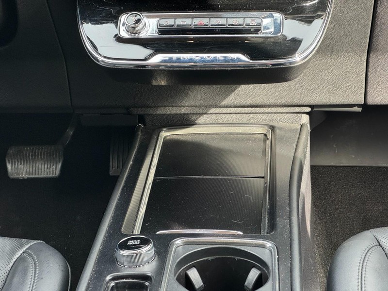 Lincoln Corsair Vehicle Full-screen Gallery Image 14