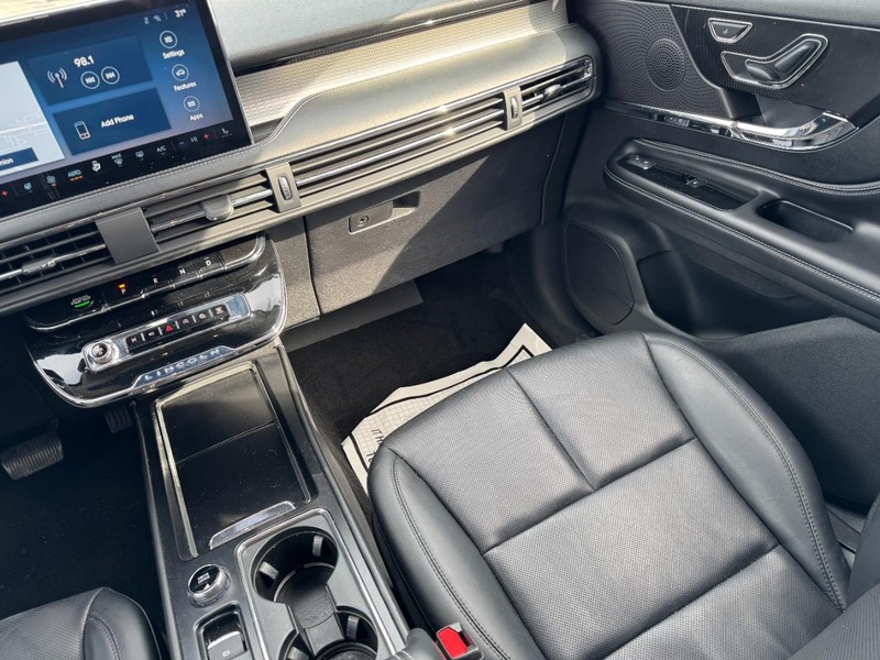 Lincoln Corsair Vehicle Full-screen Gallery Image 15