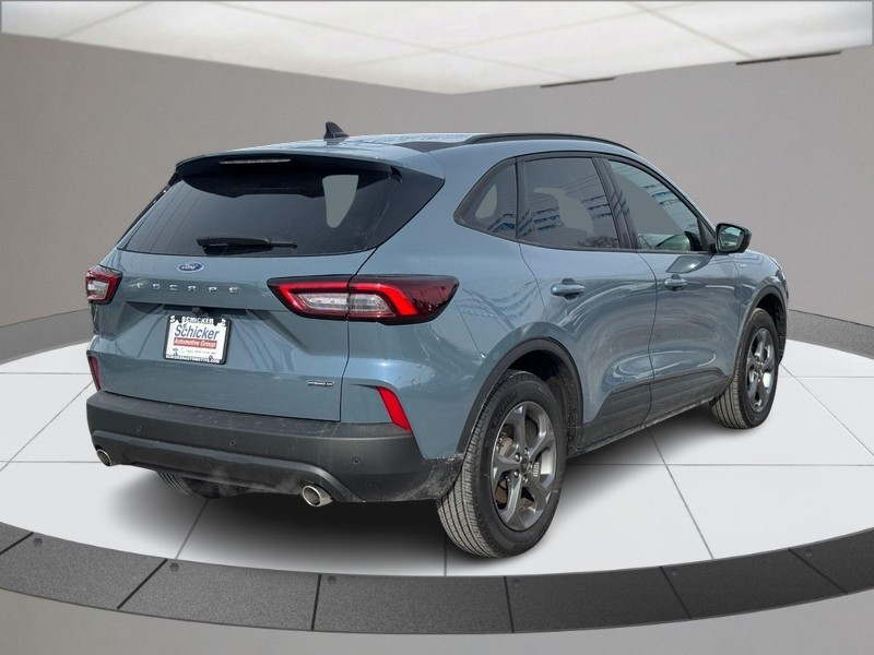 Ford Escape Vehicle Full-screen Gallery Image 03