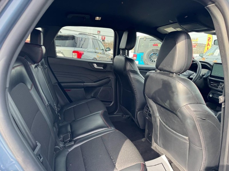 Ford Escape Vehicle Full-screen Gallery Image 10