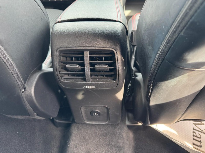 Ford Escape Vehicle Full-screen Gallery Image 16