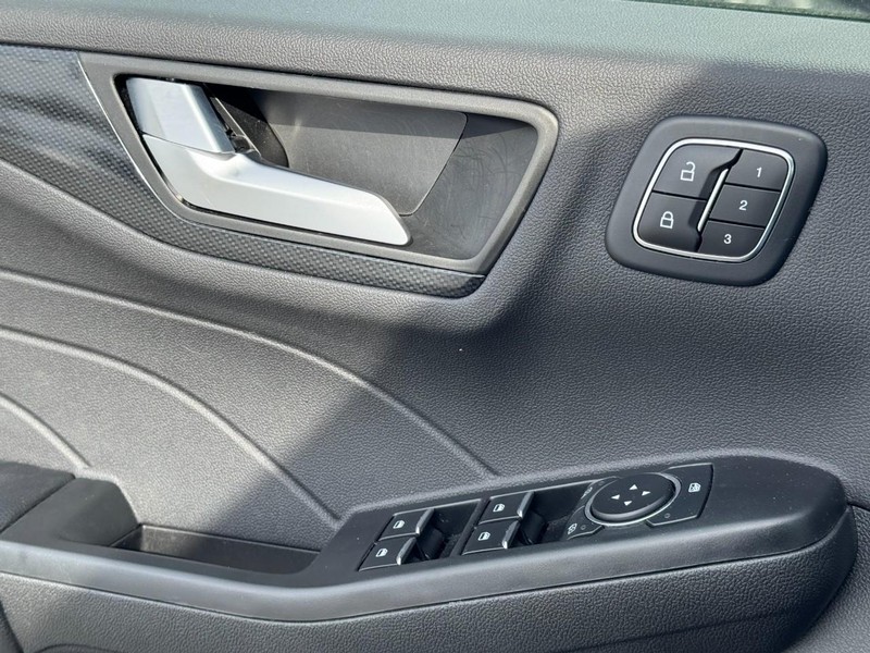 Ford Escape Vehicle Full-screen Gallery Image 24