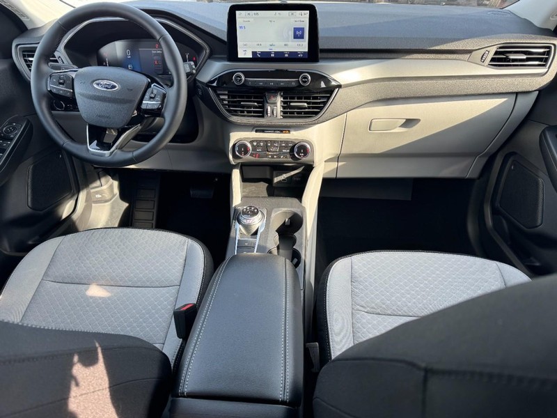 Ford Escape Vehicle Full-screen Gallery Image 06