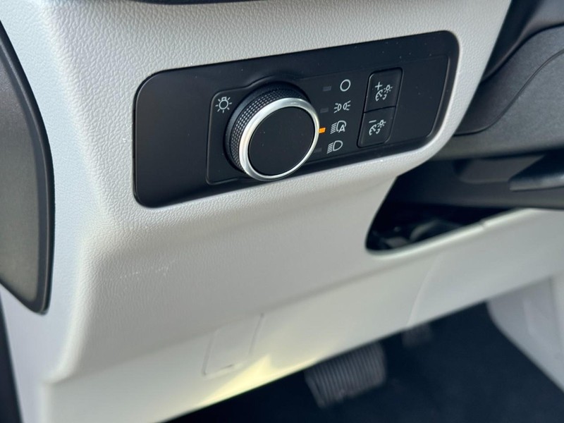 Ford Escape Vehicle Full-screen Gallery Image 12