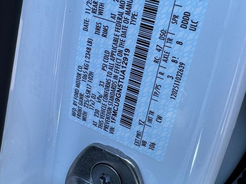 Ford Escape Vehicle Full-screen Gallery Image 17