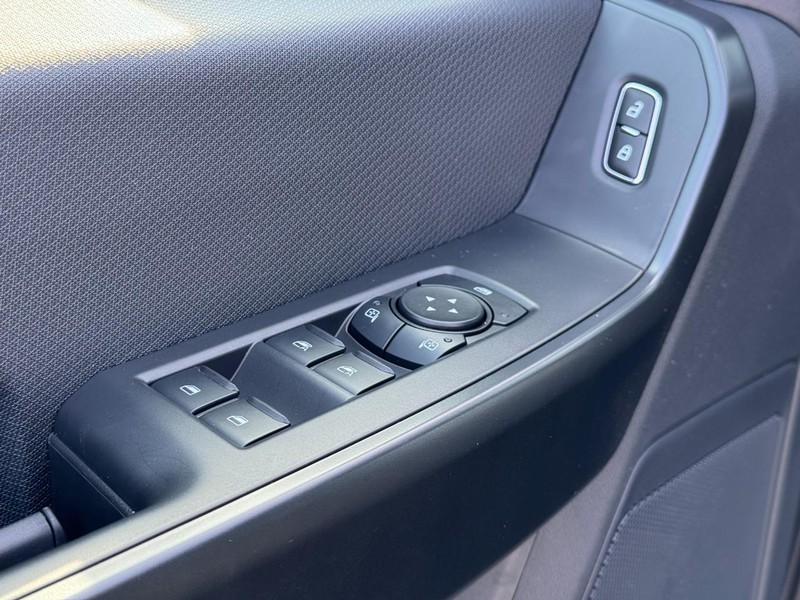 Ford F-150 Vehicle Full-screen Gallery Image 12