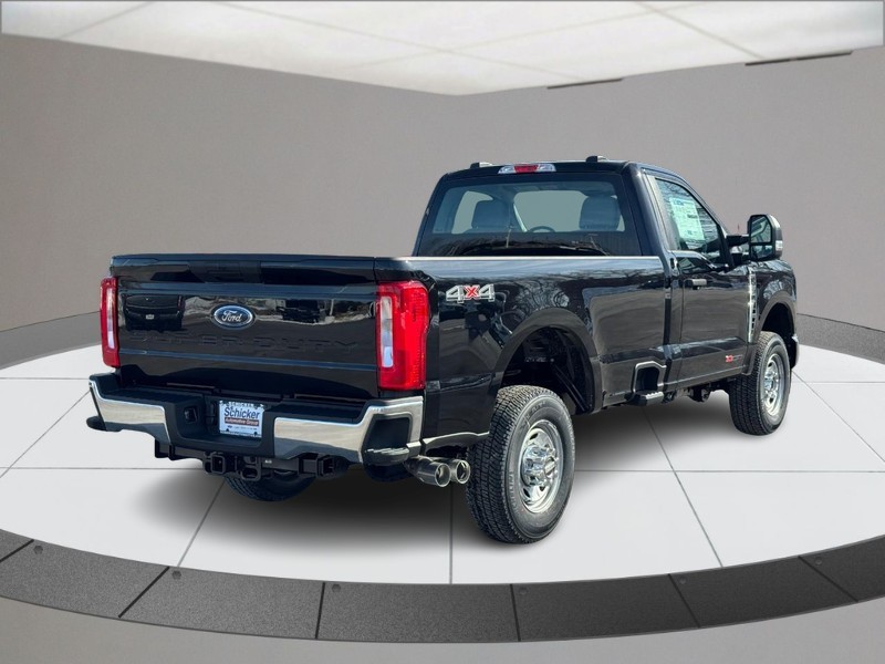 Ford Super Duty F-250 SRW Vehicle Full-screen Gallery Image 03