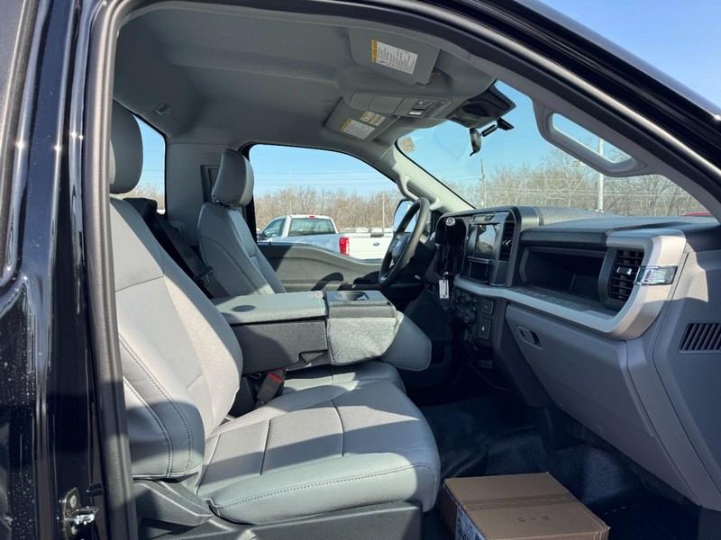 Ford Super Duty F-250 SRW Vehicle Full-screen Gallery Image 05