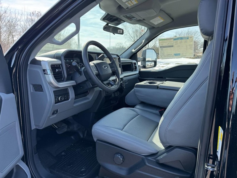 Ford Super Duty F-250 SRW Vehicle Full-screen Gallery Image 07