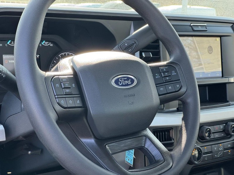 Ford Super Duty F-250 SRW Vehicle Full-screen Gallery Image 08