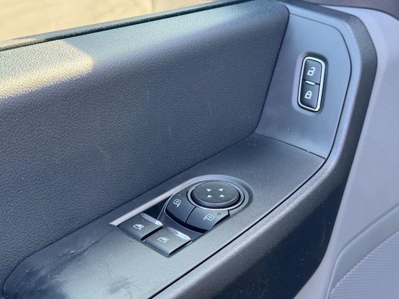 Ford Super Duty F-250 SRW Vehicle Full-screen Gallery Image 09