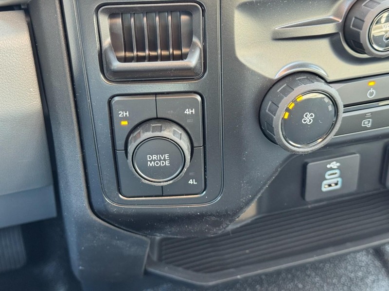 Ford Super Duty F-250 SRW Vehicle Full-screen Gallery Image 12