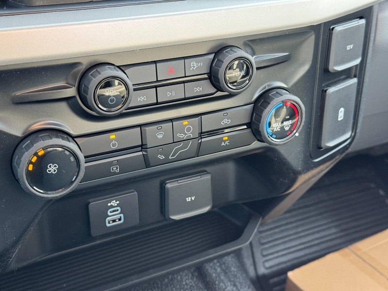 Ford Super Duty F-250 SRW Vehicle Full-screen Gallery Image 13