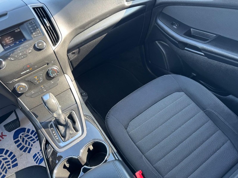 Ford Edge Vehicle Full-screen Gallery Image 15