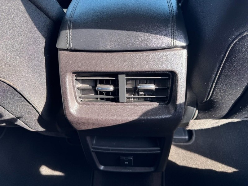 Ford Edge Vehicle Full-screen Gallery Image 16