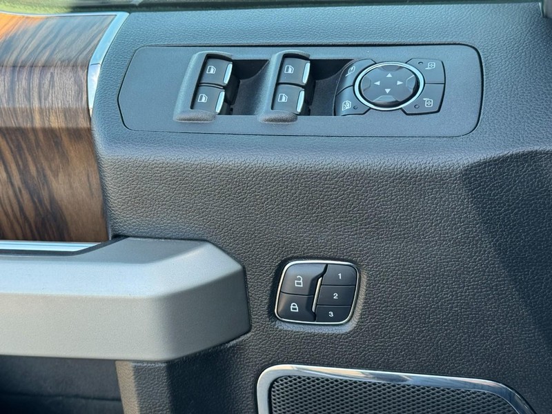 Ford F-150 Vehicle Full-screen Gallery Image 25