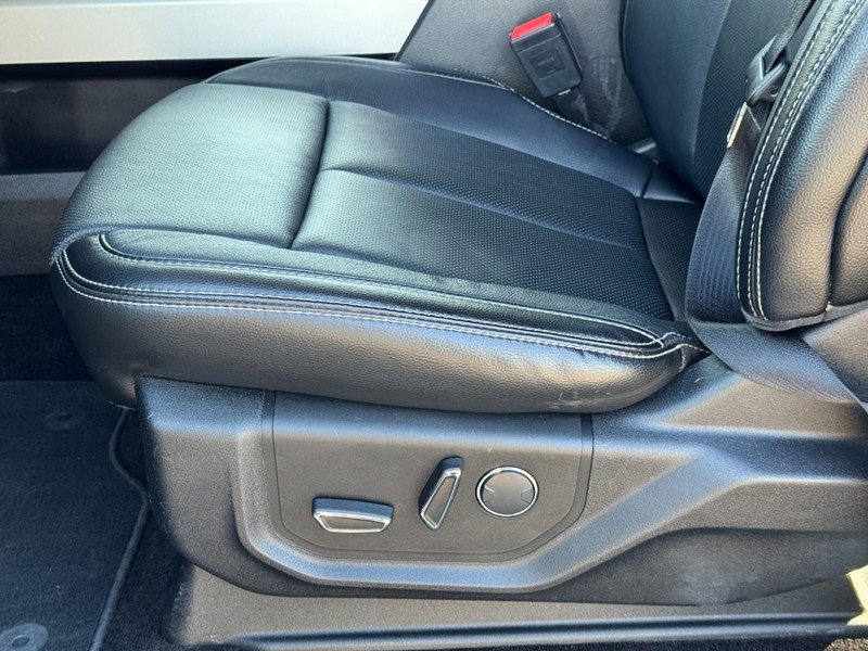 Ford F-150 Vehicle Full-screen Gallery Image 26