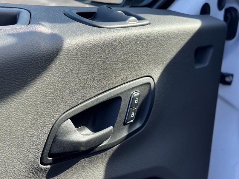 Ford Transit Passenger Wagon Vehicle Full-screen Gallery Image 11