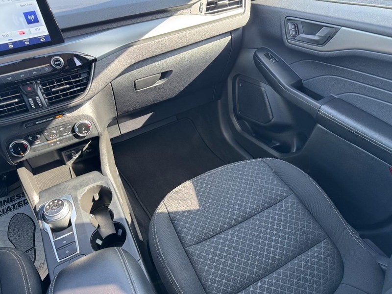 Ford Escape Vehicle Full-screen Gallery Image 15