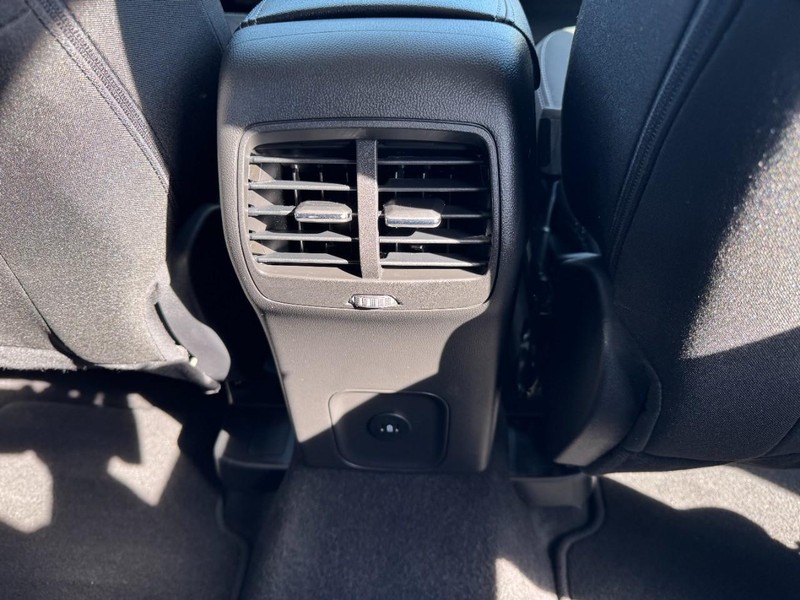 Ford Escape Vehicle Full-screen Gallery Image 16