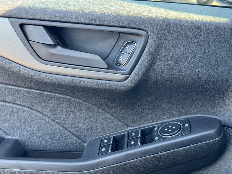 Ford Escape Vehicle Full-screen Gallery Image 23