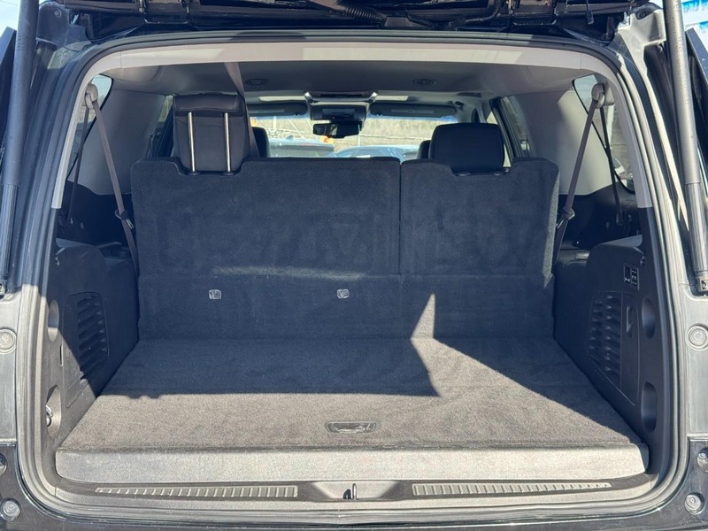 GMC Yukon XL Vehicle Full-screen Gallery Image 05