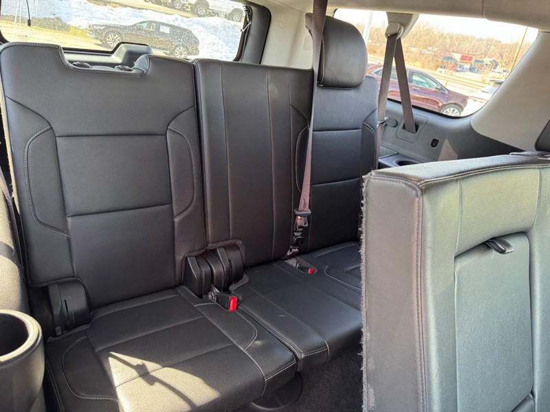 GMC Yukon XL Vehicle Full-screen Gallery Image 10