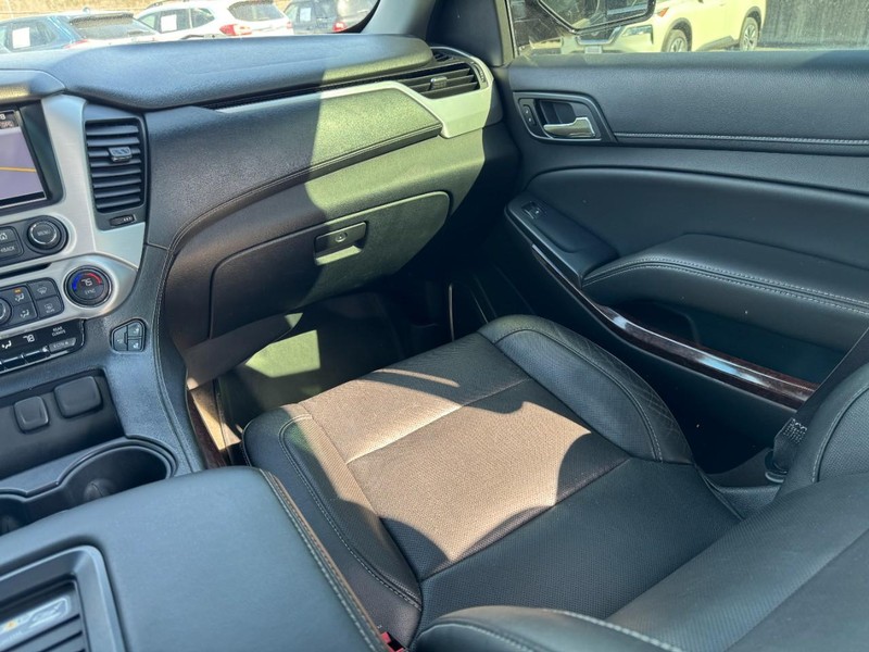 GMC Yukon XL Vehicle Full-screen Gallery Image 15