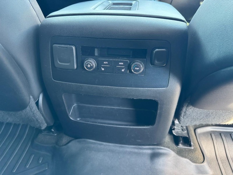 GMC Yukon XL Vehicle Full-screen Gallery Image 16